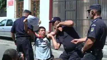 Incident în faţa sediului de campanie al lui Traian Băsescu: Un protestatar scandalagiu, luat pe sus de jandarmi