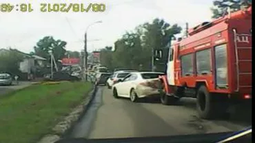 O mașină de pompieri rămasă fără frâne lovește violent automobilele oprite la semafor (VIDEO)