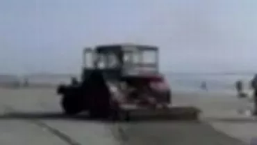 Slalom cu tractorul printre cearșafuri: Turiștii din Năvodari, revoltați după ce un șofer a intrat cu plugul pe plajă în plină zi (VIDEO)