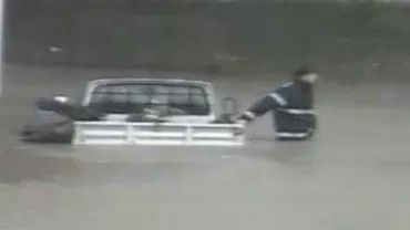 Ploi torențiale în sud-estul țării: Mașini înghițite de ape, acoperișuri smulse și stâlpi doborâți (VIDEO)