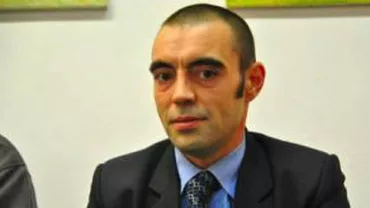 Profesorul de istorie care a scris o carte porno pe care a dedicat-o elevilor săi, suspendat din funcție