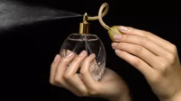 Profesoară din Caransebeş, urmărită penal după ce a primit un parfum de la mama unei eleve