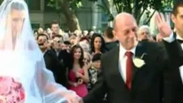 Elena Băsescu a fost condusă la altar de președintele Traian Băsescu (VIDEO)