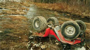 Un sibian s-a rănit grav după ce a intrat cu ATV-ul într-un copac