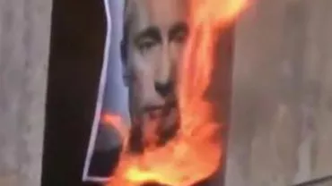 Pussy Riot a înregistrat un clip în care dă foc unui portret al lui Putin (VIDEO)