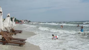 O femeie a murit carbonizată într-un incendiu izbucnit în șapte spații comerciale din Mamaia