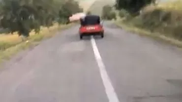 Imagini uimitoare cu un porc zburător, care se aruncă dintr-o mașină aflată în mers (VIDEO)