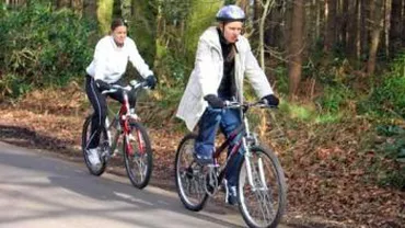 Sălaj: Biciclişti străini, atacaţi cu pietre de romi. Un turist canadian şi-a fracturat mâna în urma “asaltului”