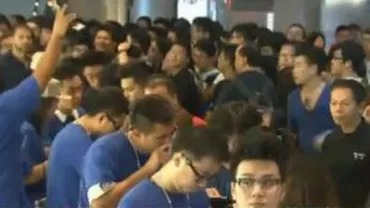 iPhone 5 provoacă isterie în Asia și Australia: Fanii din Tokyo au stat la coadă și 24 de ore pentru a fi primii cumpărători
