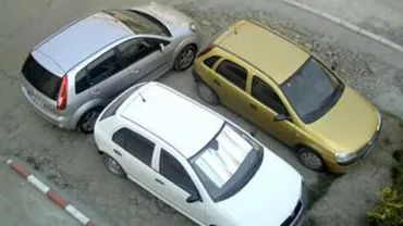 Doi deputați au propus o nouă lege: Șoferii care blochează alte mașini în parcare, vor suporta pagubele în cazul unei acorșări