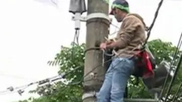 Bărbatul urcat în 2011 pe un stâlp de lângă Palatul Cotroceni protestează acum pe o macara în cartierul bucureștean Pajura