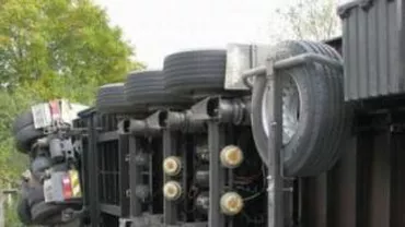 Un tir cu 20 de tone de sodă caustică la bord s-a răsturnat pe A1 în judeţul Giurgiu. Nu există pericol de explozie