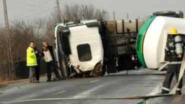 Risc de incendiu în județul Vrancea unde s-a răsturnat o cisternă încărcată cu motorină