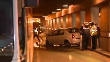 Accident în pasajul Unirii din Capitală: Un bărbat a fost rănit, după ce maşina pe care o conducea a acroşat un autobuz (VIDEO)