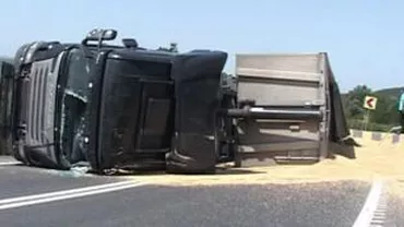 Trafic îngreunat pe DN1 în dreptul localității Cornu, după ce un tir cu fier s-a răsturnat pe șosea