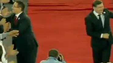 Ponta și Antonescu, intrare pe covorul roșu și pe ritmuri de AC/DC în Arena Națională