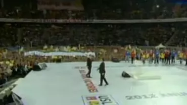 Miting cu semințe și bere pe Arena Națională: Simpatizanții USL, plictisiți de discursurile liderilor lor (VIDEO)