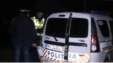 Caraș-Severin: Mort de beat, un șofer s-a oprit în mașina poliției (VIDEO)