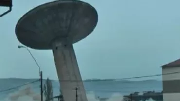 Imagini incredibile: Un turn de apă din Mediaș a fost demolat greșit și a căzut peste casele oamenilor (VIDEO)