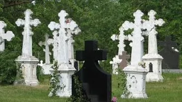Proiect de decență în cimitirile din Cluj-Napoca: Femeile cu fuste scurte riscă amenzi de până la 1.600 de lei