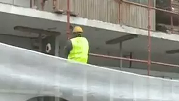 București: O fetiță de 10 ani a ajuns la spital după ce a fost lovită în cap de o bară metalică aruncată de un muncitor de pe un bloc