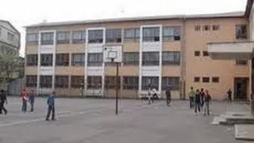 Bătaie între eleve și părinți, la o școală din Târgoviște: Directoarea a fost și ea agresată