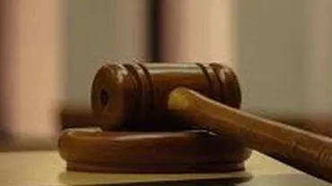 Inspectorii falși care au furat 100.000 de euro de la o casă de schimb din București, condamnați la închisoare