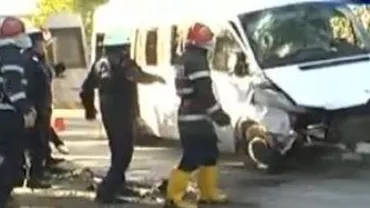 Iași: Un mort şi şapte răniţi într-un accident în care a fost implicat un microbuz şcolar