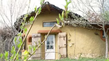 O casă ecologică din România, în topul 10 al celor mai reuşite locuinţe construite din ”cob”