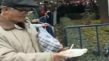 Înghesuială mare pentru fasole, cârnați și țuică fiartă în parcurile din București sau din țară