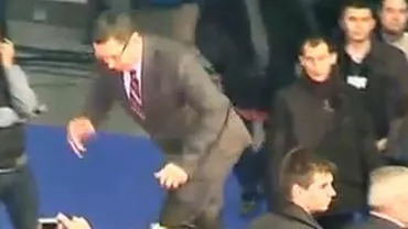 Ghinion la final de campanie pentru USL: Victor Ponta s-a împiedicat pe scena Sălii Polivalente din Craiova (VIDEO)