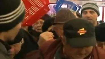 Sute de arădeni s-au îmbulzit la deschiderea unui magazin pentru un cadou gratuit de Crăciun (VIDEO)