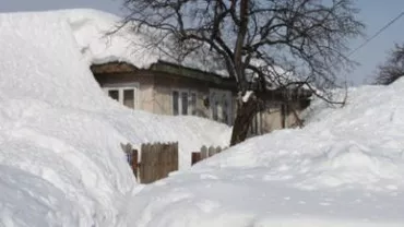 Zeci de turiști sunt blocați în zona montană din Dâmbovița, unde zăpada depășește un metru
