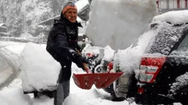 Aproximativ 50 de turiști, blocați în zona Padina-Peștera din cauza stratului mare de zăpadă