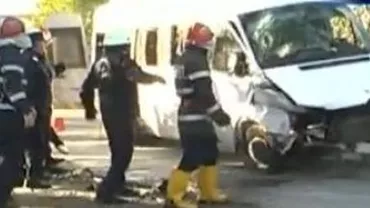 Un microbuz a derapat în Râmnicu Vâlcea din cauza poleiului: Nouă persoane au fost rănite