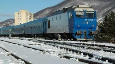 Un tren a rămas blocat timp de o oră și jumătate în dreptul localității Periș, din cauza gheții de pe șine