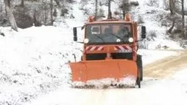 Iași: Toate școlile din mediul rural vor fi închise luni din cauza viscolului. 13 drumuri județene sunt blocate