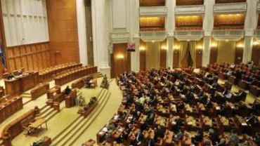 Gafe la jurământul din Parlament: Dragnea a uitat să jure pe Biblie, Iancu a plecat cu ea. Cseke a venit cu Biblia de acasă, Cernea a jurat pe Constituție
