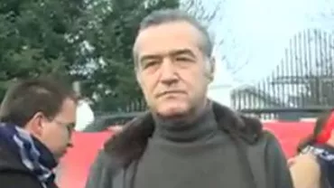 Gigi Becali, invadat din nou de sute de colindători: Angajații de la pază, depășiți de situație (VIDEO)