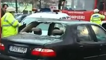 Vânt puternic în București: Opt mașini, avariate după ce un copac a căzut pe Şoseaua Ştefan cel Mare. 3 stâlpi au căzut în Sectorul 5