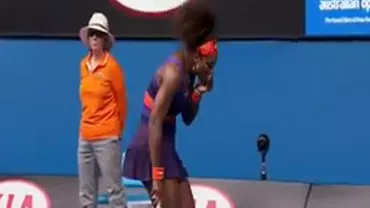 Gafă la Australian Open 2013: Serena Williams și-a dat cu racheta în față (VIDEO)