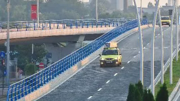 București: Un bărbat, care a căzut de pe Podul Basarab pe liniile de cale ferată, se află în stare gravă la spital