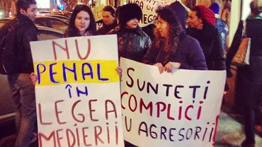 Zeci de persoane au protestat în Capitală pentru eliminarea violului din Legea medierii