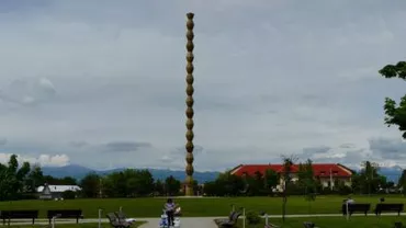 Cum a sculptat Constantin Brâncuși Coloana Infinitului. VEZI imaginile istorice (VIDEO)
