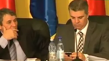 Zgonea şi Secretarul Camerei şi-au uitat microfonul deschis: "Ai văzut ce operativ sunt cu bulgăroaica? Ai găsit în mapă invitația?" (VIDEO)
