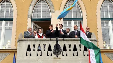 Scandalul steagurilor secuiești continuă: Mai multe instituții din Covasna, Harghita și Ungaria au arborat steagul