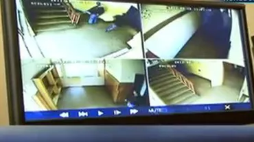 Bătaie între două eleve, pe holul Liceului de Telecomunicaţii din Hunedoara (VIDEO)