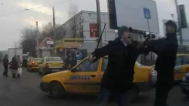 Imagini şocante: Doi șoferi s-au luat la bătaie pe străzile din Bucureşti, în plină zi (VIDEO)