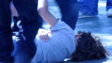 Caracal: O elevă de 15 ani a ajuns la spital după ce a fost bătută de o colegă chiar în sala de clasă