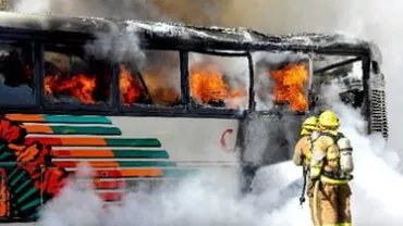 Bistriţa: Un autobuz plin cu muncitori navetişti a luat foc în trafic, nu există răniţi